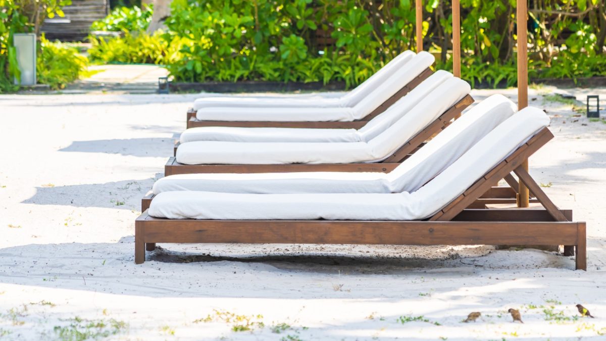 Bain de soleil ou transat : comment choisir le bon mobilier pour se détendre au jardin ?