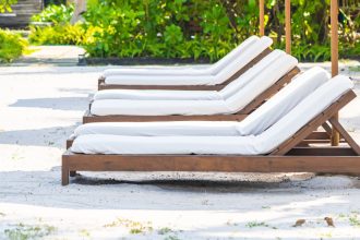 Bain de soleil ou transat : comment choisir le bon mobilier pour se détendre au jardin ?