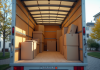 Camion de déménagement organisé avec boîtes empilées en lumière naturelle