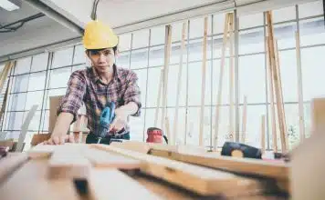 Comment les fabricants de meubles français façonnent le bois massif ?