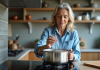 Température de l’eau : Comment mesurer à 60 degrés ? Découvrez nos astuces pratiques Femme cuisinant avec un thermometre dans une cuisine lumineuse