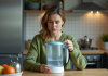 Filtre à eau Brita : pourquoi le déconseille-t-on ? Femme examinant un filtre à eau dans la cuisine moderne