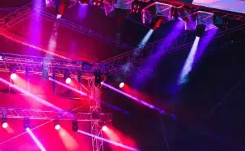 Comprendre le fonctionnement d’un luminaire acoustique pour une ambiance sonore améliorée