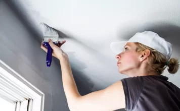 Peindre un plafond : voici le sens dans lequel appliquer la peinture