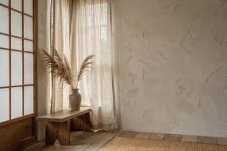 Rideaux en lin écru style japonisant dans un salon wabi-sabi minimaliste avec claustra shoji et vase en céramique